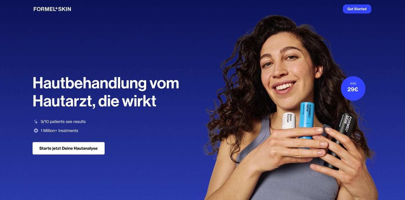 Hero der Formel Skin Startseite: Headline zur Hautbehandlung vom Hautarzt, Porträt einer Frau mit drei Produkten und Preisbadge